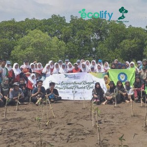 Ecolify.org Project Location penanaman RawatBumi di tahun 2018 silam yang dilakukan di Hutan Mangrove Blanakan, Subang dihadiri cukup banyak peserta, diantaranya ada relawan dari LindungiHutan Subang